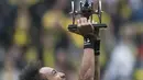 Penyerang Borussia Dortmund, Pierre-Emerick Aubameyang memegang trofi top scorer Bundesliga usai timnya melawan Werder Bremen di  Dortmund, (20/5/2017). Aubameyang mencetak 31 gol - 62 poin (Bernd Thissen/dpa via AP)
