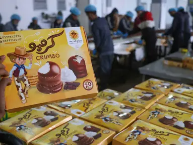 Sekotak permen yang dikenal secara lokal sebagai "al-Shatwi" (kue musim dingin) Crimbo, siap dipasarkan, seiring kembali beroperasinya secara bertahap pabrik Al-Arees setelah terhenti akibat perang di Deir al-Balah, di Jalur Gaza tengah pada Senin 12 Januari 2026. Setelah sempat terhenti akibat serangan militer Israel yang menyasar sejumlah wilayah di Gaza sejak Oktober 2023 lalu, pabrik permen Al-Arees kembali beroperasi secara bertahap. (Bashar Taleb/AFP)