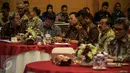 Sejumlah gubernur seluruh Indonesia hadir mengikuti rakornas dan dialog terbuka di Kantor Kemendagri, Jakarta, Kamis (24/11). Rakornas ini membahas kerawanan jelang Pilkada Serentak 2017 dan penguatan Tim Saber Pungli. (Liputan6.com/Faizal Fanani)