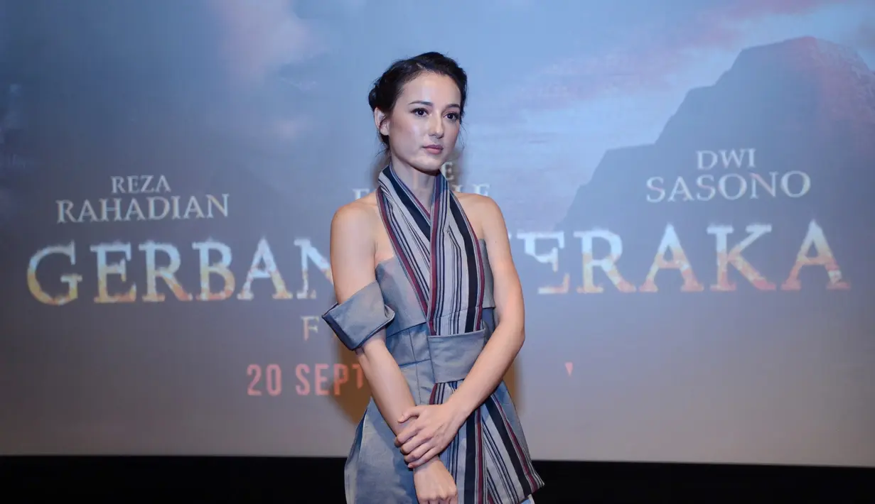 Dalam kiprahnya di dunia perfilman Indonesia, Julie memang nampaknya sudah membintangi berbagai genre film. Bukan hanya drama, ia juga pernah membintangi film drama dan action, Surat dari Praha dan The Raid 2: Redemption. (Adrian Putra/Bintang.com)