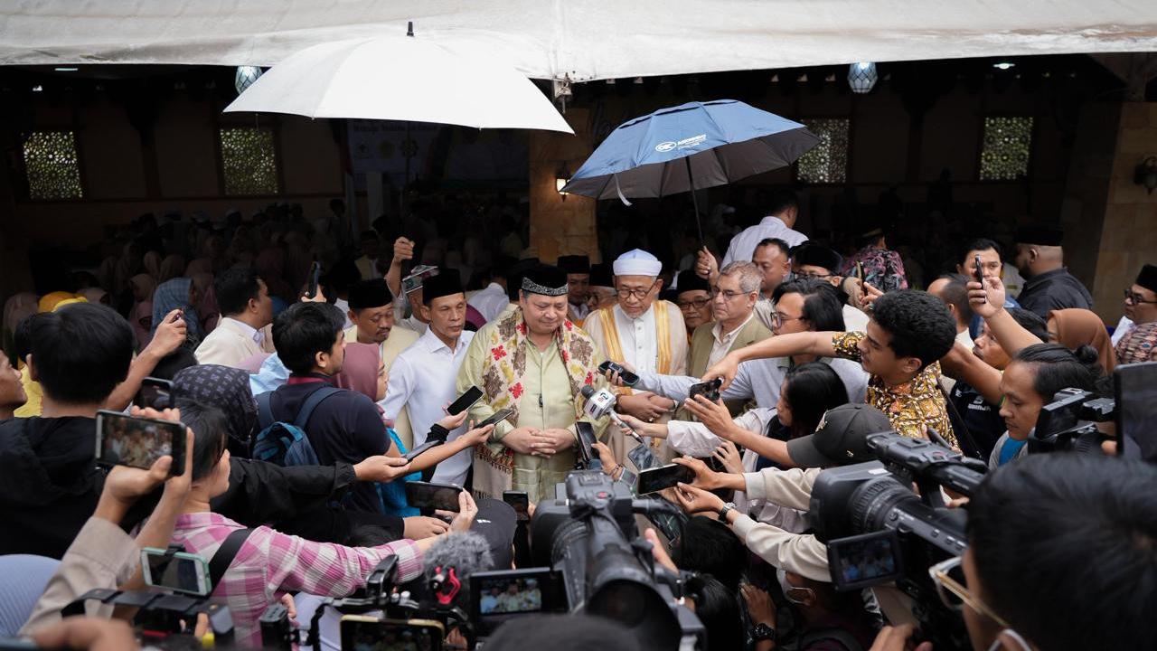 Menteri Koordinator Bidang Perekonomian Airlangga Hartarto di acara Sosialisasi Keuangan Inklusif bagi Santri dan Masyarakat di Pondok Pesantren Mama Bakry, Kabupaten Bogor, Jawa Barat, Sabtu (1/6/2024). (Dok Kemenko Perekonomian)
