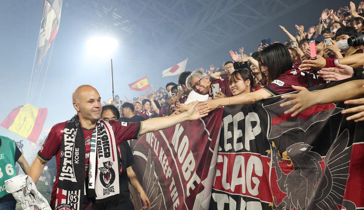 Andres Iniesta yang menjadi mercusuar Vissel Kobe sejak 2018 lalu memutuskan hengkang, meninggalkan berbagai kenangan magis yang menghiasi ruang-ruang Liga Jepang dalam lima tahun terakhir. Pemain legenda Barcelona tersebut pergi setelah tampil 134 kali untuk Vissel Kobe di semua ajang, mencatat 26 gol dan 25 assist. (AFP/Jiji Press)
