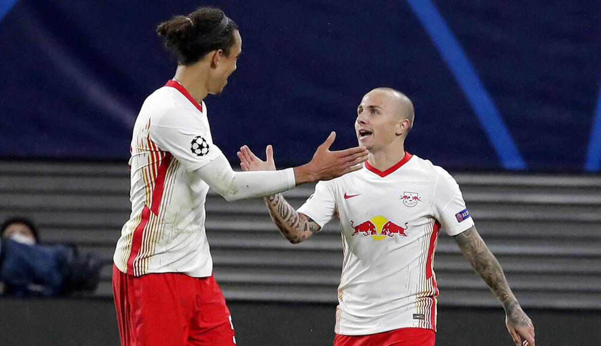 Pemain RB Leipzig, Angelino, melakukan selebrasi bersama Yussuf Poulsen usai mencetak gol ke gawang Basaksehir pada laga Liga Champions di Stadion RB Arena, Rabu (21/10/2020). RB Leipzig menang dengan skor 2-0. (AP/Markus Schreiber)