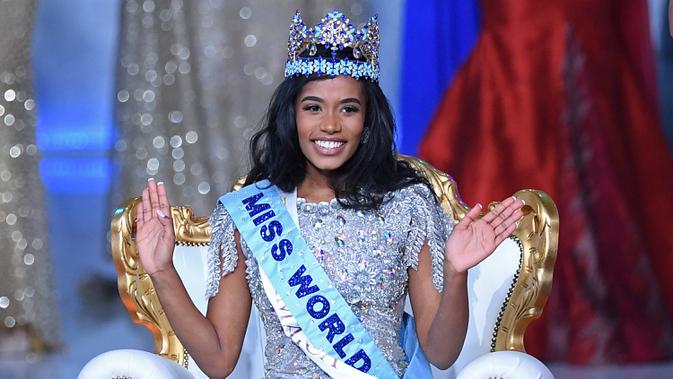 Miss Jamaika, Toni-Ann Singh berpose seusai terpilih menjadi Miss World 2019 pada grand final di ExCeL, London, Sabtu (14/12/2019). Toni-Ann, 23, akan menggantikan tugas Miss World 2018 Vanessa Ponce untuk setahun ke depan. (DANIEL LEAL-OLIVAS / AFP)