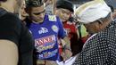 Cristian Gonzales melayani permintaan tanda tangan oleh salah satu fans, dikawal oleh bodyguard seusai bertanding melawan Mitra Kukar, Sabtu (17/10/2015). (Bola.com/Erwin Fitriansyah)