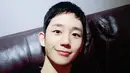 Dalam wawancara terbaru, Jung Hae In mengaku jika dirinya senang dengan aktivitas syuting. Akan tetapi ia sangat takut dengan perhatian publik yang tertuju padanya. (Foto: instagram.com/holyhaein)