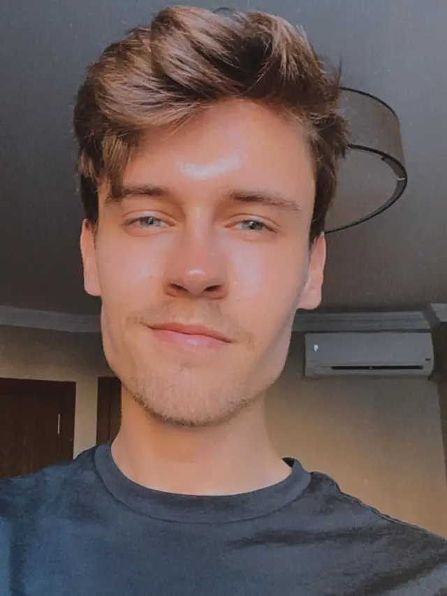 Sering Tur ke Negara Muslim, Ini 7 Potret YouTuber Asal Inggris yang Jadi Mualaf