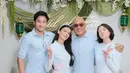 Istri Deddy Corbuzier, Sabrina Chairunnisa tampil kembaran bersama Nada Tarina Putri mengenakan baju kurung warna biru ‘Prabowo’. [@sabrinachairunnisa_]