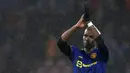 Pemain Manchester United Paul Pogba memberikan tepuk tangan kepada para penggemar usai melawan Burnley pada pertandingan sepak bola Liga Inggris di Turf Moor, Burnley, Inggris, 8 Februari 2022. Pertandingan berakhir imbang 1-1. (AP Photo/Jon Super)