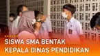 Terdengar nada membentak ketika siswa tersebut menjawab pertanyaan kepala dinas.