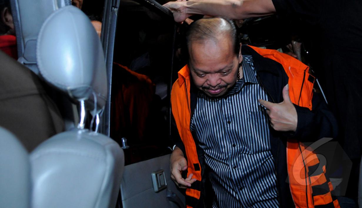 Sutan ditahan setelah menjalani 9 jam pemeriksaan sebagai tersangka. Ia keluar gedung KPK sekitar pukul 18.50 WIB mengenakan rompi tahanan KPK berwarna oranye, Jakarta, Senin (2/2/2015). (Liputan6.com/Faisal R Syam)