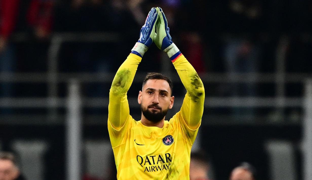Ekspresi dan gestur dari penjaga gawang PSG, Gianluigi Donnarumma, setelah pertandingan melawan AC Milan dalam laga matchday 4 Liga Champions 2023/2024 yang berlangsung di San Siro, Milan, Rabu (8/11/2023) dini hari WIB. (AFP/Marco Bertorello)