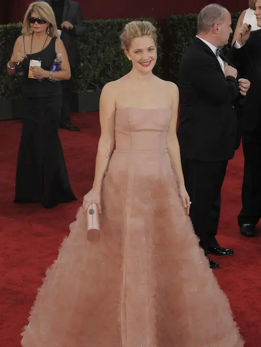 Drew Barrymore pernah mengalami tragedi mengerikan ketika pada tahun 2001 rumahnya mengalami kebakaran. Ia pun mengalami kerugian sekitar USD 700 ribu. (Bintang/EPA)