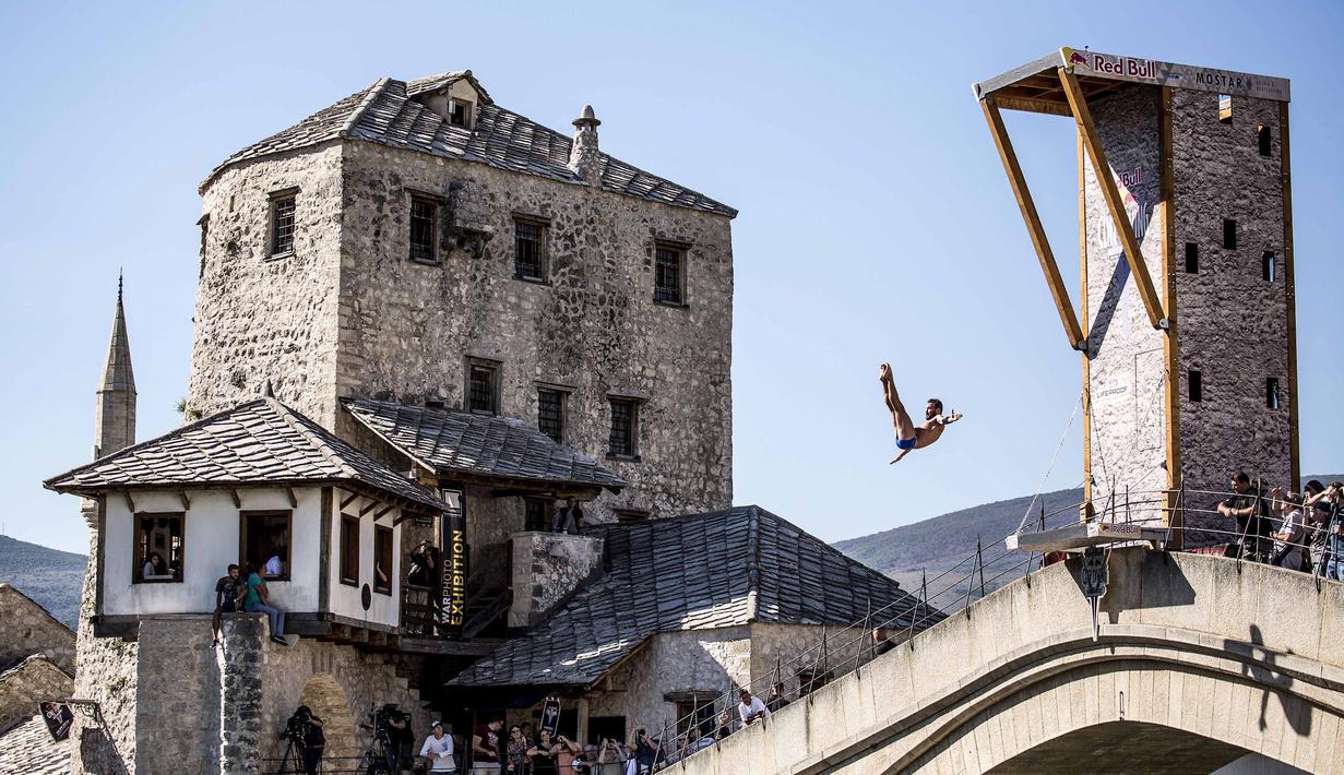 Atlet asal Inggris, Blake Aldridge tengah beraksi pada ajang Red Bull Cliff Diving World Series di Mostar, Bosnia and Herzegovina, (23/9/2016). (AFP/RED BULL/Dean Treml) 