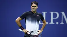 Petenis Swiss, Roger Federer bereaksi ketika melawan petenis Argentina, Juan Martin del Potro pada babak perempat final AS Terbuka 2017 di New York, Rabu (6/9). Juara Wimbledon 2017 itu kalah 5-7, 6-3, 6-7 (8), 6-4. (Clive Brunskill/Getty Images/AFP)