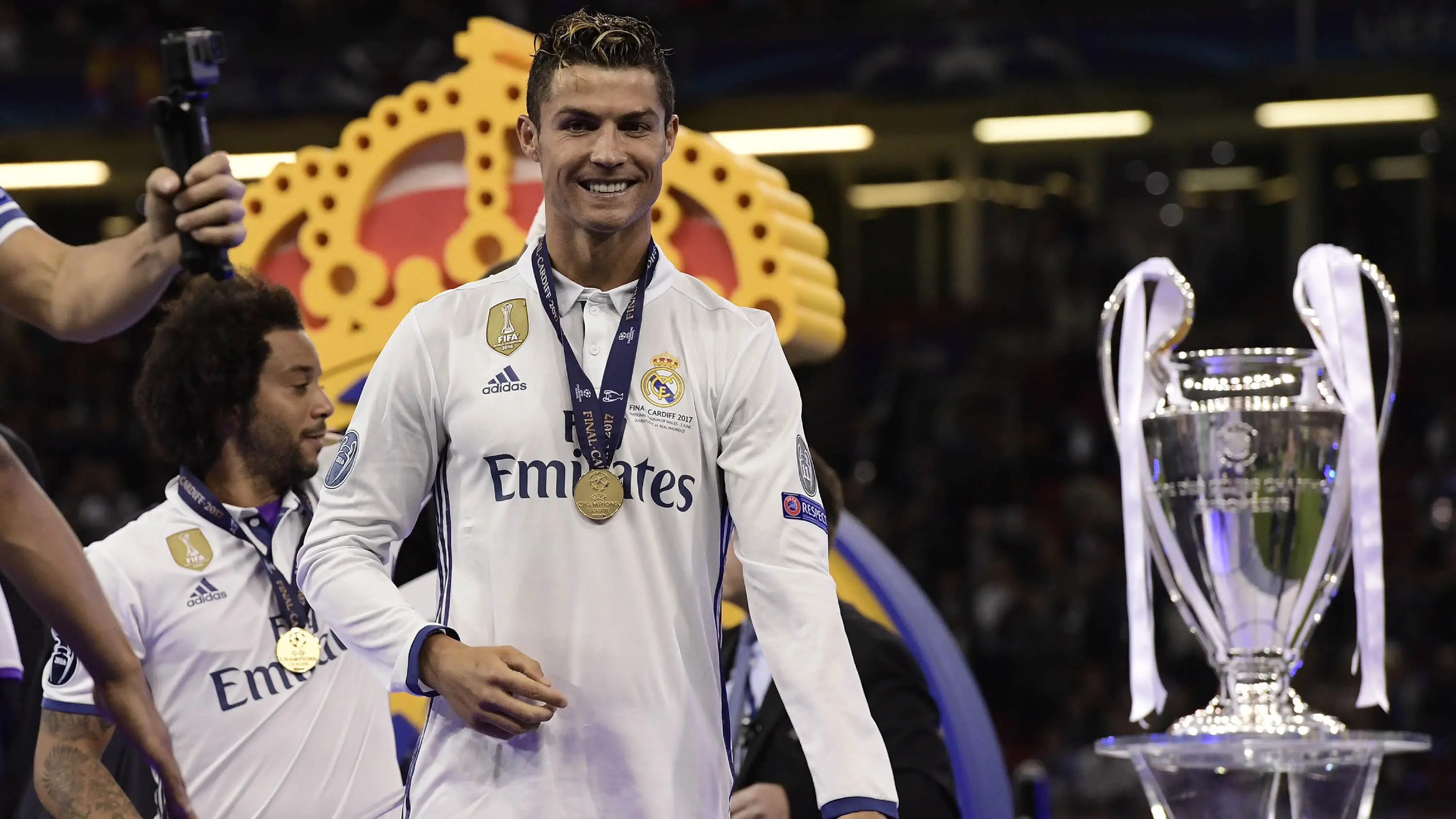 Bintang Real Madrid, Cristiano Ronaldo, merayakan gelar Liga Champions usai mengalahkan Juventus pada laga final di Stadion Principality, Cardiff, Sabtu (3/6/2017). Madrid berhasil menjadi juara Liga Champions. (AFP/Javier Soriano)