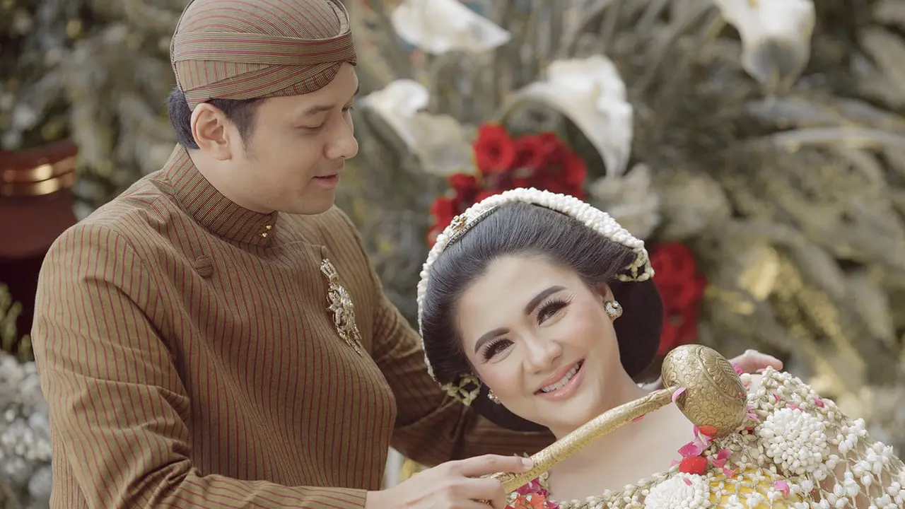 [Bintang] 8 Momen Tujuh Bulan Vicky Shu yang Kental dengan Adat Jawa