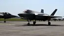 Aksi aerobatik F35 dimulai sekitar pukul 09.30 WITA pada Jumat (20/9/2024). (SONNY TUMBELAKA/AFP)