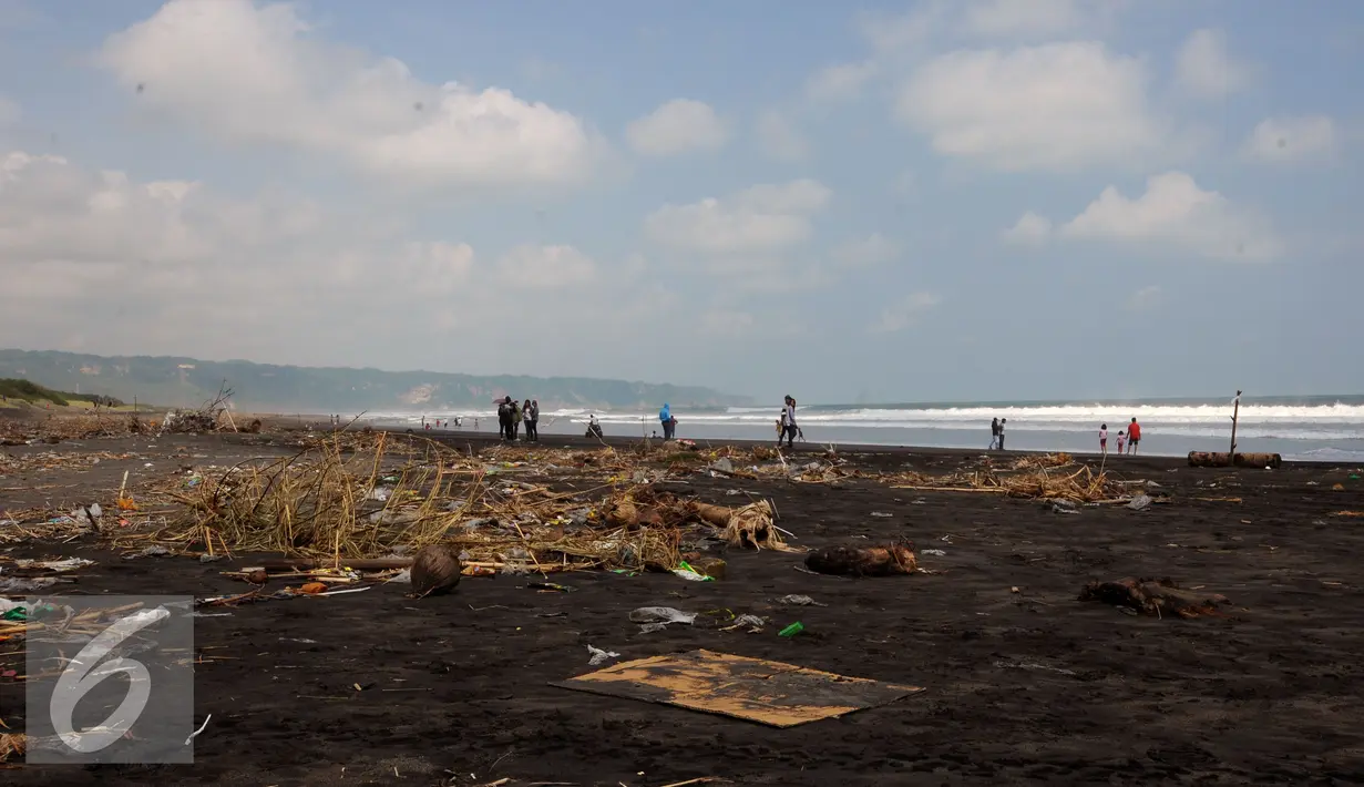 Ceceran sampah plastik dan sisa tanaman terlihat di pinggir Pantai Depok, Bantul, Yogyakarta, Minggu (27/3/2016). Pantai Depok menjadi lokasi wisata alternatif di Daerah Istimewa Yogyakarta yang ramai dikunjungi. (Liputan6.com/Helmi Fithriansyah)