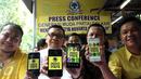 Wasekjen hasil Munas Bali Sirajuddin Abdul Wahab (kiri) dan Ketua DPP Partai Golkar hasil munas Bali Ahmad Dolly Kurnia (kedua kiri) menunjukan meme partai Golkar yang beredar saat memberi keterangan pers di Jakarta, Rabu (9/12). (Liputan6.com/JohanTallo)