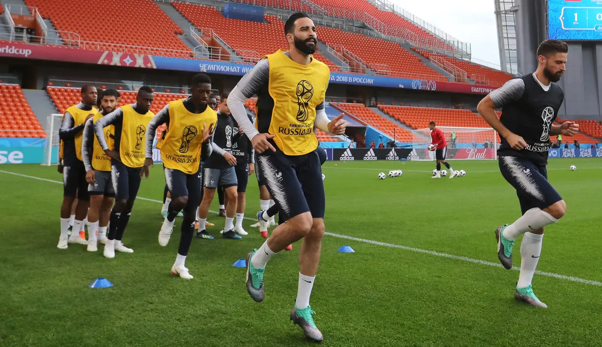 Para pemain Prancis melakukan pemanasan saat mengikuti latihan di Yekaterinburg, Rusia, (20/6). Prancis akan menghadapi Peru paada pertandingan lanjutan grup C Piala Dunia 2018. (AP Photo / David Vincent)