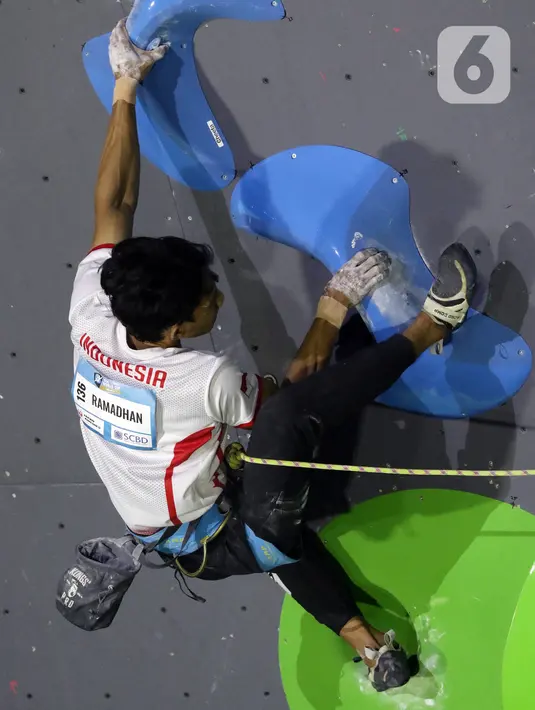 Atlet panjat tebing putra Indonesia, Raviandi Ramadhan saat berlaga di babak final kategori lead Kejuaraan Dunia Panjat Tebing 2022 seri Jakarta, Senin (26/9/2022). Raviandi Ramadhan menempati posisi kedelapan dengan poin 22+ di final lead putra Kejuaraan Dunia Panjat Tebing 2022 seri Jakarta. (Liputan6.com/Helmi Fithriansyah)