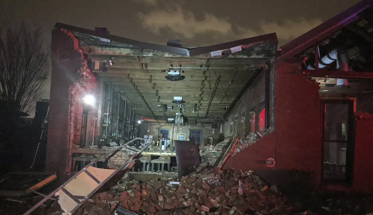 Batu bata dari dinding restoran Geist runtuh setelah tornado menerjang di pusat kota Nashville, Selasa, (3/3/2020). Setidaknya delapan orang tewas ketika dua tornado mendarat di wilayah Tennessee tengah, dan merusak sekitar 40 bangunan di seluruh wilayah Nashville. (Alex Carlson via AP)