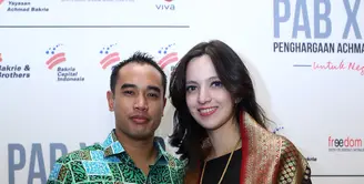 Di temui dalam acara 'Penghargaan Ahmad Bakrie' Djakarta Teater, Menteng, Jakarta Pusat, Jumat (21/8) malam tersebut, Nia Rahmadani dan suaminya terlihat bahagia. (Wimbarsana Kewas/Bintang.com)