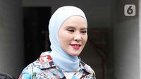 Aktris Angel Lelga saat berada di kediamannya di kawasan Jagakarsa, Jakarta, Rabu (6/7/2022). Semenjak memutuskan masuk Islam dan memilih berhijab, perubahan drastis membuat aktris berdarah campuran Belanda-Manado-Jawa ini memang tampak lebih cantik. (Liputan6.com/Herman Zakharia)