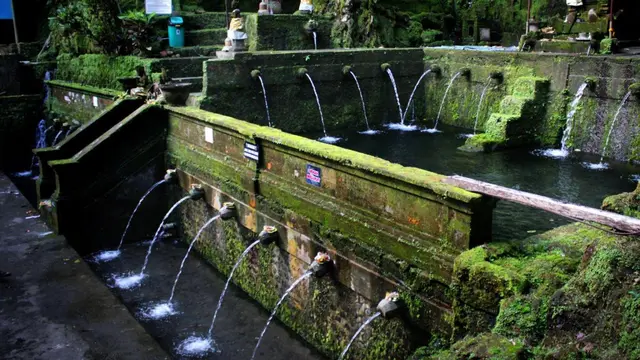 "Melukat" - Water Healing Di Beji Telaga Waja, Gianyar