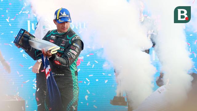 Foto: Manuver Cantik Mitch Evans jelang Akhir Balapan jadi Penentu Kemenangan atas Jean-Eric Vergne di Formula E Jakarta 2022