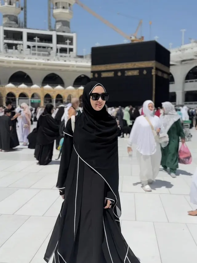 Potret Berhijab Puteri Modiyanti saat Umroh di Tanah Suci, Tuai Sorotan Warganet