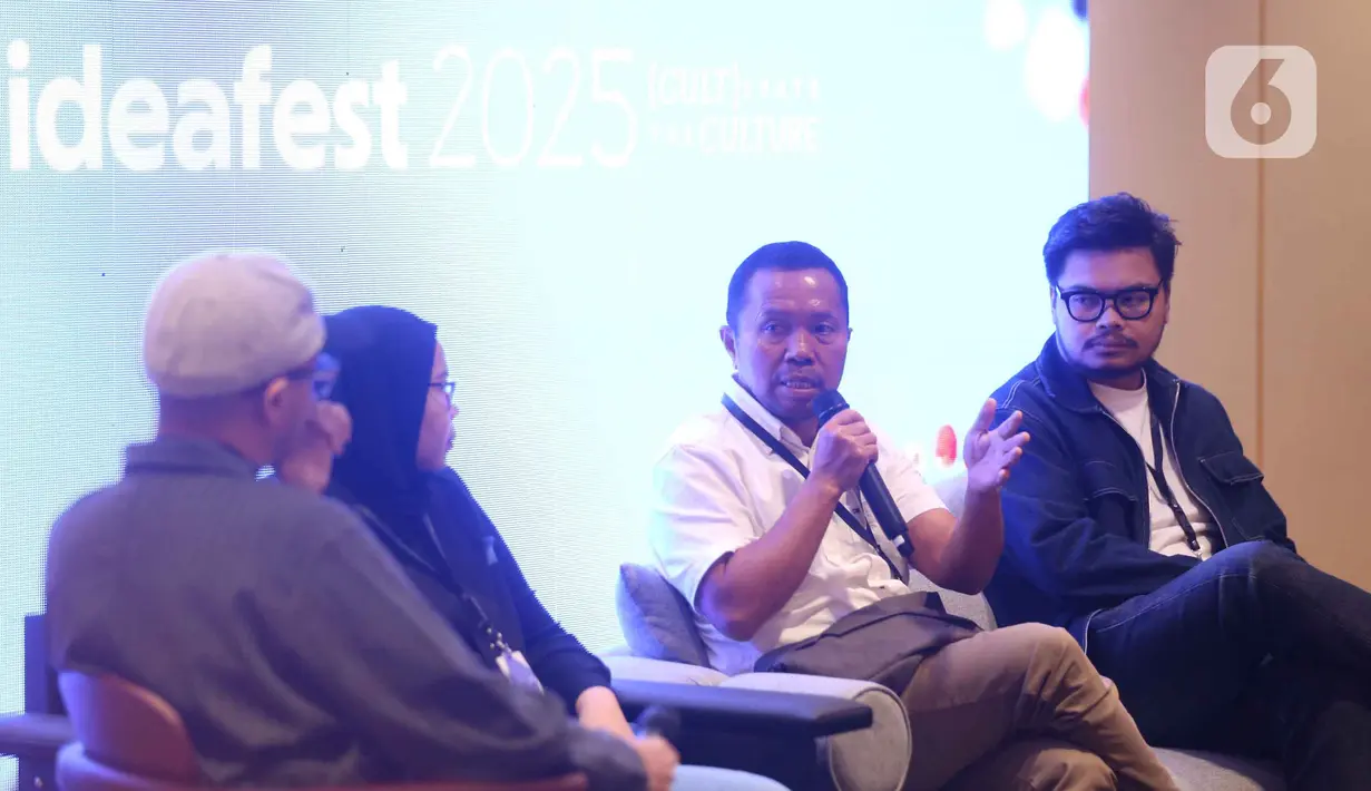 Chief Content Officer (CCO) Kapanlagi Youniverse (KLY), Wenseslaus Manggut saat berbicara di forum IdeaFest 2025 di Jakarta Internasional Convention Center (JICC), Minggu (2/11/2025). Dalam forum tersebut, ia berbicara terkait divergensi media. (Liputan6.com/Helmi Fithriansyah)
