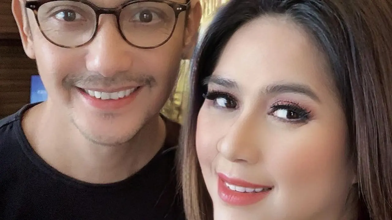 Gunawan Sudrajar mengunggah foto mesra bareng istri dari tahun ke tahun