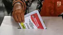 Warga memasukkan surat suara yang telah dicoblos saat mengikuti simulasi pemungutan dan pencoblosan surat suara Pemilu 2019 di Taman Suropati, Jakarta, Rabu (10/4). Simulasi dilakukan untuk meminimalisir kesalahan dan kekurangan saat pencoblosan pemilu pada 17 April nanti. (Liputan6.com/Johan Tallo)