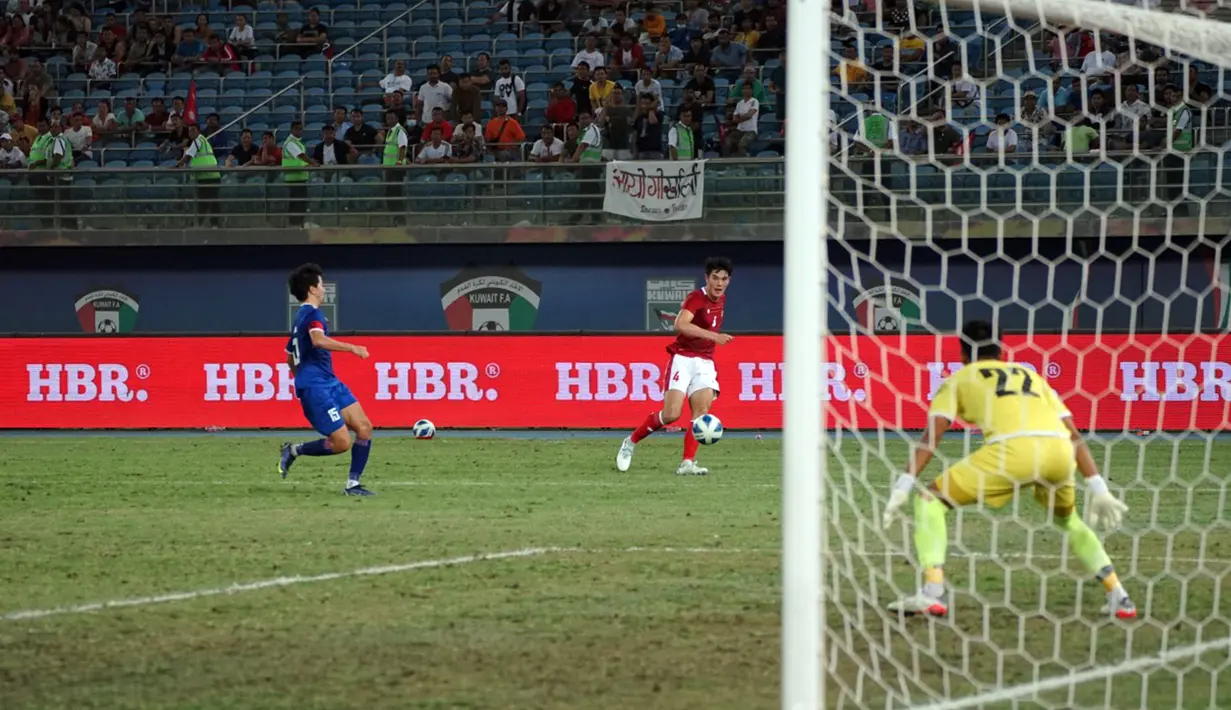Pemain Timnas Indonesia Elkan Baggott (tengah) menendang bola saat melawan Nepal pada laga terakhir Grup A kualifikasi Piala Asia 2023 di Stadion Jaber Al Ahmad, Kuwait, Rabu (15/6/2022). Timnas Indonesia berhasil lolos ke Piala Asia 2023 usai kalahkan Nepal 7-0. (Dok. PSSI)