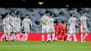 Para pemain Real Madrid bereaksi setelah Sevilla mencetak gol ke gawang mereka pada pertandingan La Liga Spanyol di Alfredo di Stefano Stadium, Madrid, Spanyol, Minggu (9/5/2021). (AP Photo/Manu Fernandez)