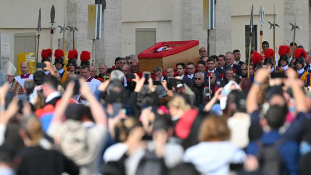 Disemayamkan di Basilika Santo Petrus, Begini Prosesi Pemindahan Jenazah Paus Fransiskus