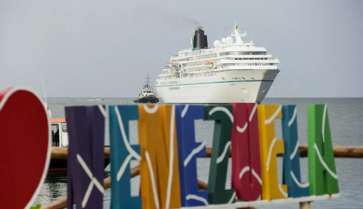 Kapal pesiar MS Amadea dengan sekitar 500 wisatawan dari berbagai negara Eropa tiba di pelabuhan El Guamache di Isla Margarita, negara bagian Nueva Esparta, Venezuela (3/1/2023). Kapal pesiar Jerman MS Amadea adalah yang pertama tiba di Venezuela Pulau Karibia setelah 15 tahun. (AFP/Gustavo Granado)
