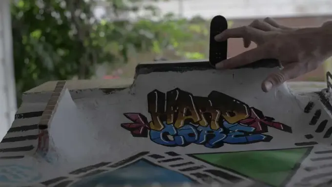 Video: Hebat, Orang-orang Ini Main 'Skateboard' Pakai Jari!