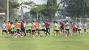 Pemain Timnas Indonesia U-17 berlari bersama saat sesi latihan di Lapangan ABC, Kompleks Gelora Bung Karno, Kamis (27/7/2023). (Bola.com/Abdul Aziz)