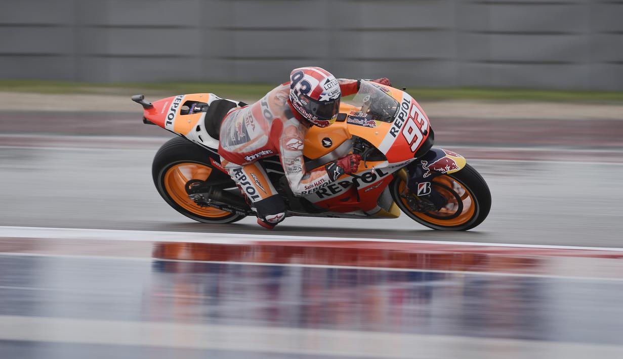 Di bawah hujan deras Marc Marquez menjajal Circuit of the Americas (COTA), Austin, Amerika Serikat. (AP Photo/Tony Gutierrez)