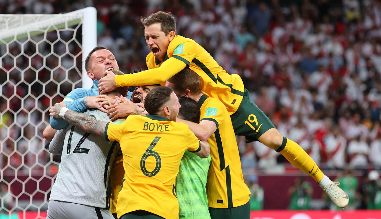 Timnas Australia berhasil meraih tiket ke putaran final Piala Dunia 2022, setelah meraih kemenangan dramatis atas Peru. Dengan lolosnya Australia, kini sudah ada 31 tim yang lolos ke Qatar. (AFP/Karim Jaafar)