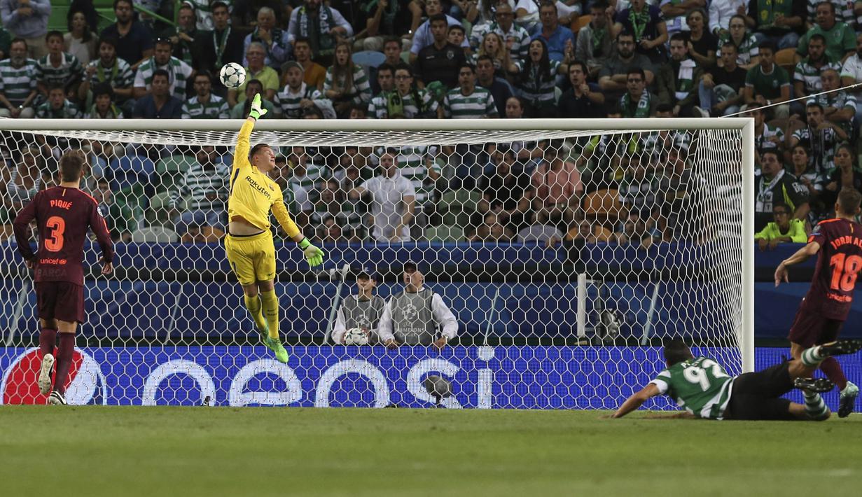 Kiper Barcelona, Marc-Andre Stegen, mengamankan gawangnya dari serangan pemain Sporting Lisbon pada laga Liga Champions di Stadion Alvalade, Lisbon, Rabu (27/9/2017). Sporting kalah 0-1 dari Barcelona. (AFP/Armando Franca)
