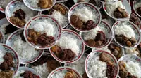 Makan basamo usai 'mambantai kabau nan gadang di Simancuang'. (Liputan6.com/ Novia Harlina)