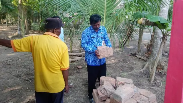 Warga memindah sekitar 50 batu bata raksasa kuno yang ditemukan di perawahan ke permukiman untuk mengantisipasi vandalisme atau pencurian. (Foto: Liputan6.com/Nakam SW/Muhamad Ridlo)