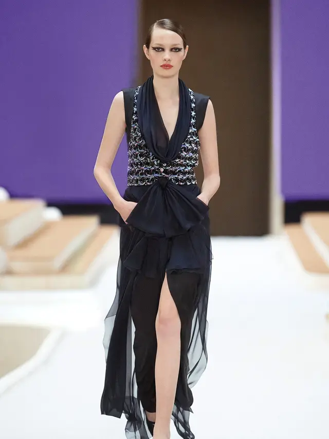 Chanel Suguhkan Koleksi Tweed Ikonis untuk Musim Semi-Panas 2022