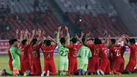 Pemain Timnas Indonesia U-19 merayakan kesuksesan lolos Piala AFC 2020 usai mengimbangi Korea Utara. (Liputan6.com/Helmi Fithriansyah)