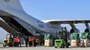 Sejumlah paket bantuan kemanusiaan yang disediakan oleh Arab Saudi untuk para korban gempa bumi Turki dan Suriah diturunkan dari pesawat angkut Ilyushin Il-76TD di Bandara Internasional Aleppo, Suriah Utara, Selasa (14/2/2023). Sepekan pasca-gempa, jumlah korban jiwa merangkak naik hingga di atas 33 ribu orang dan diperkirakan akan terus bertambah. (AFP)