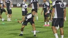 Pemain timnas Indonesia, Pratama Arhan saat mengikuti sesi latihan di Stadion Madya, Senayan, Jakarta, Selasa (12/11/2024). (Liputan6.com/Angga Yuniar)